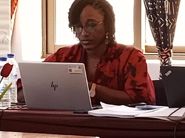 Formatrice au travail sur le questionnaire